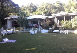 smwhitfield-house-lawn-for-pre-dinner