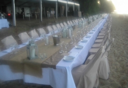 smellis-long-table-on-the-beach-close