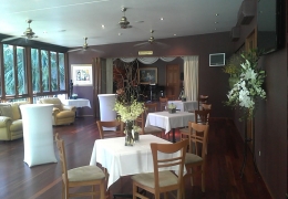 smwhitfield-house-inside-cocktail-set-up